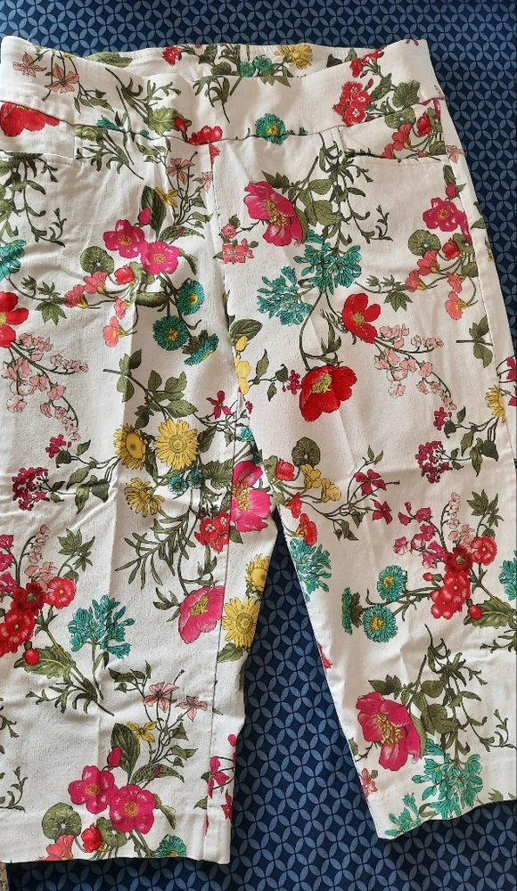 Floral print capris